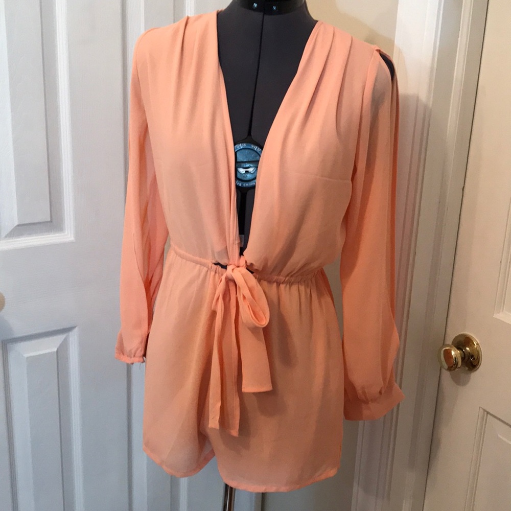 Light pink V-neck long-sleeve romper